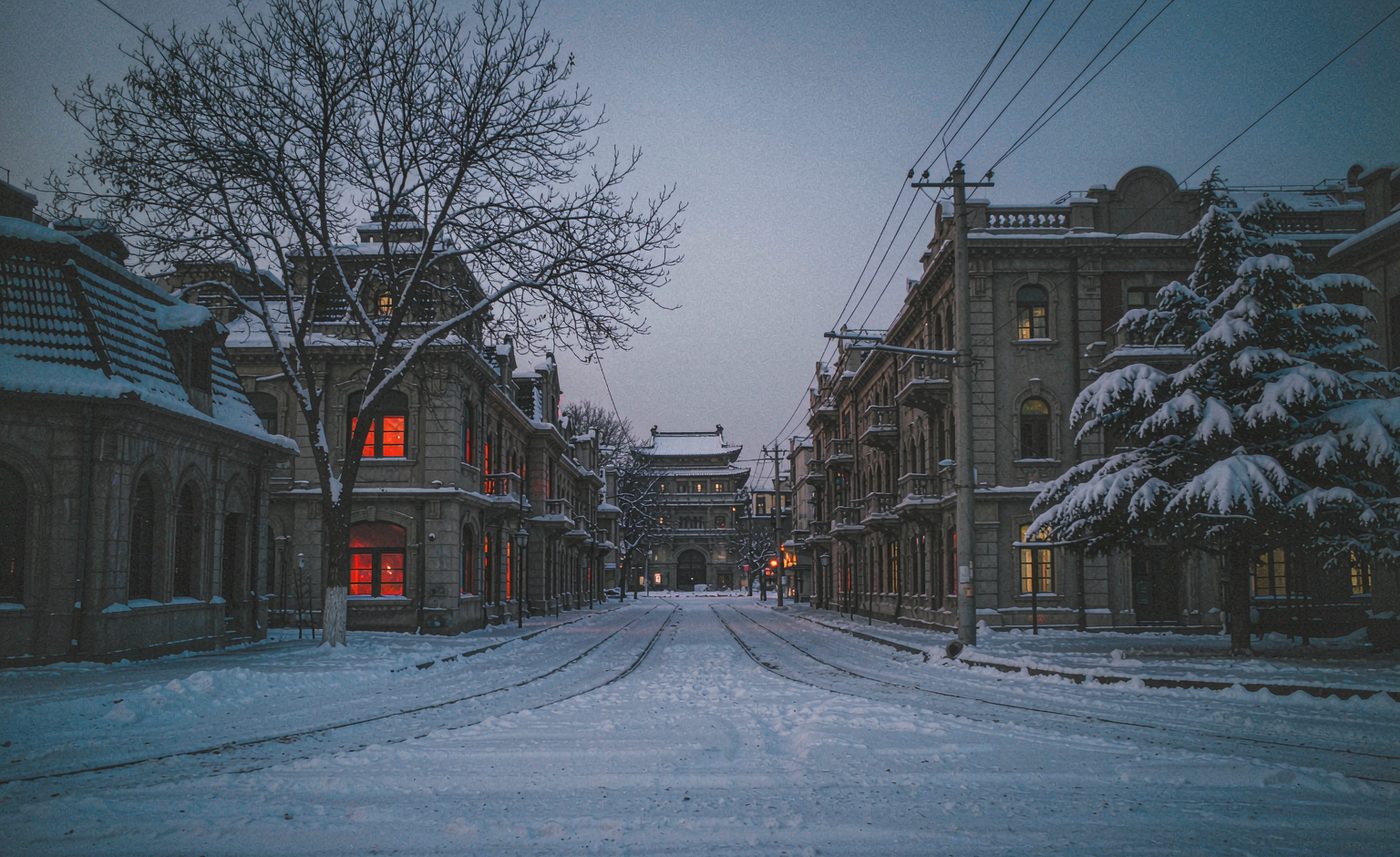 Boulevard enneigé au crépuscule