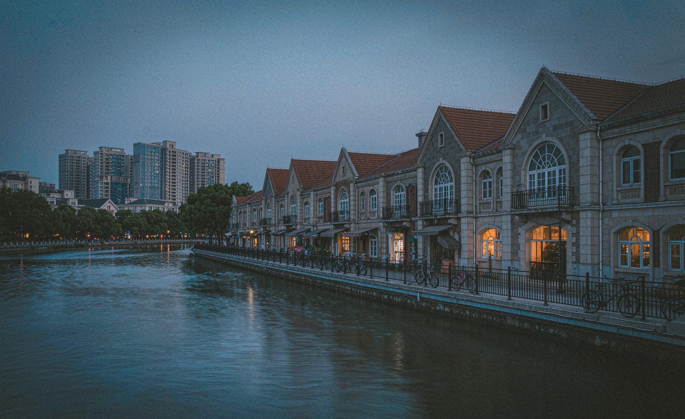 Front de rivière au crépuscule, façades anciennes et tours modernes