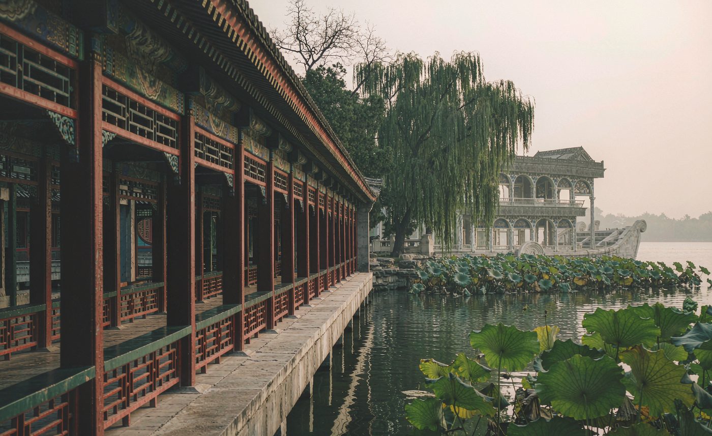Galerie peinte au bord du lac, colonnes rouges