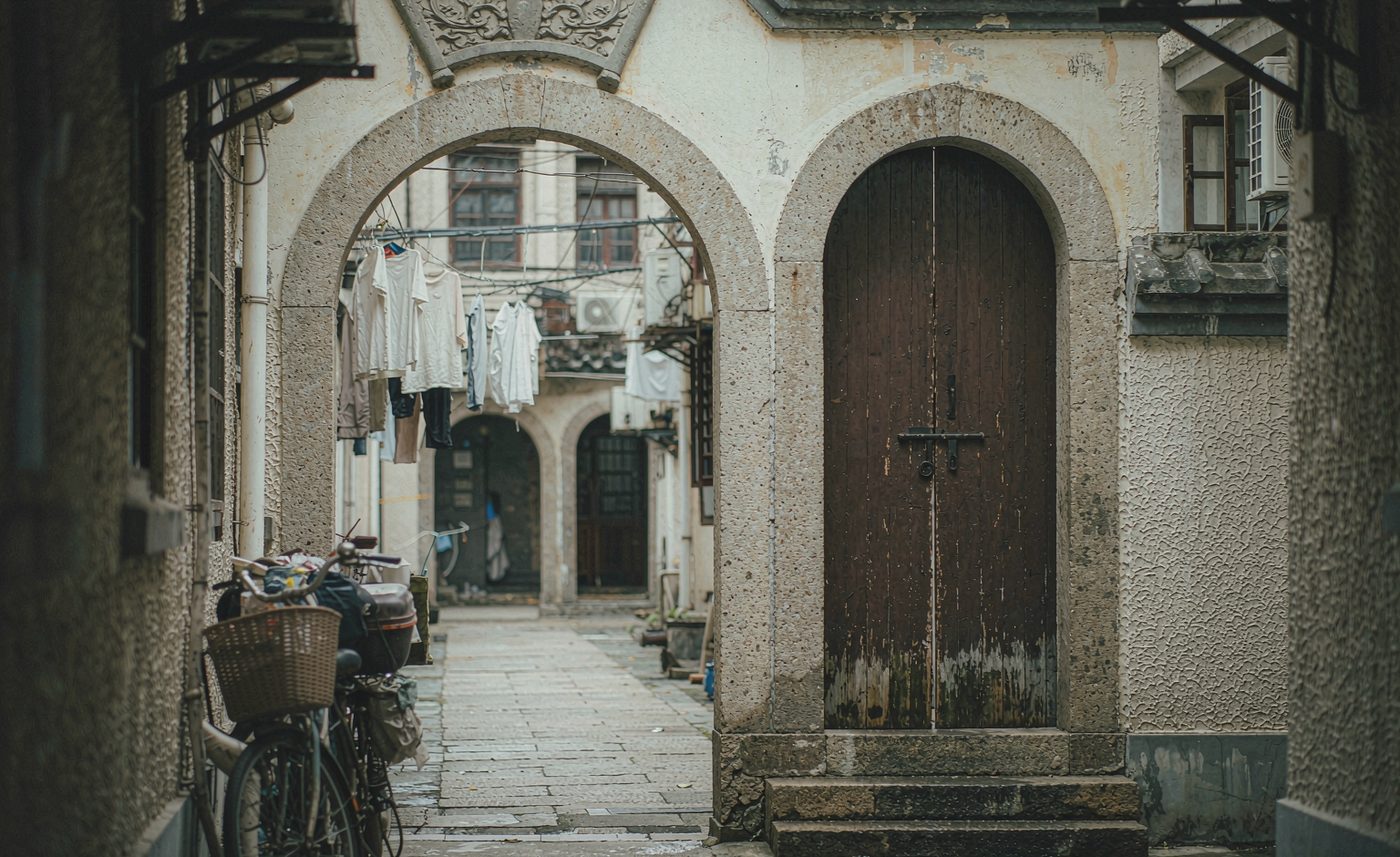 Porche de pierre d’une ruelle lilong à Shanghai