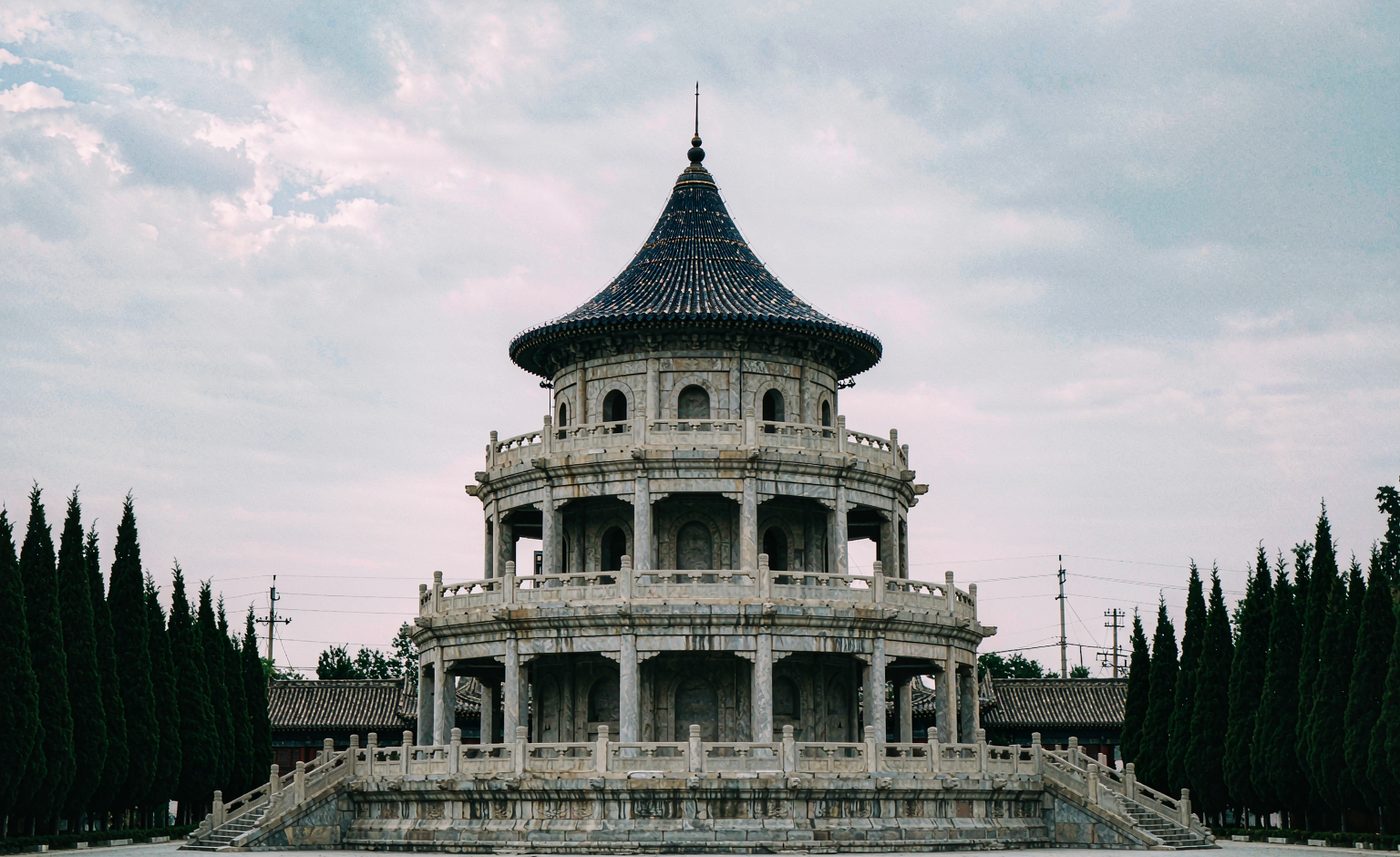 Temple circulaire à triple toit bleu sur terrasse de marbre