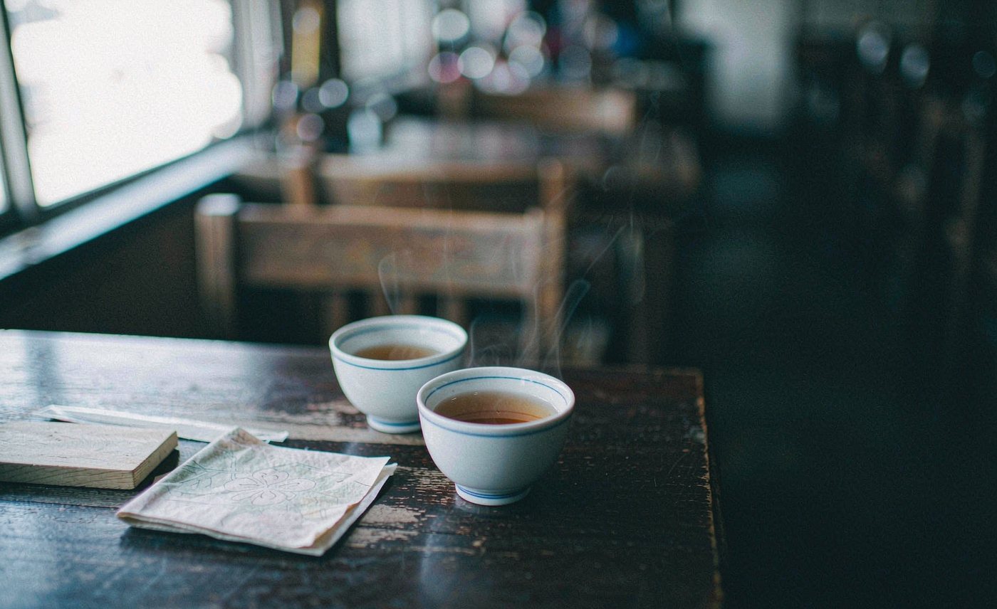 Deux tasses de thé au jasmin sur une table en bois
